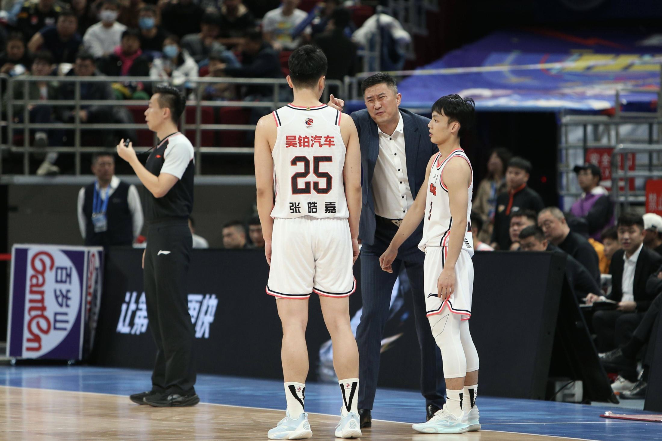 包含圣安东尼奥马刺发布备战花絮，今夜回应争议，CBA常规赛任务艰巨，球队文化再被提及的词条